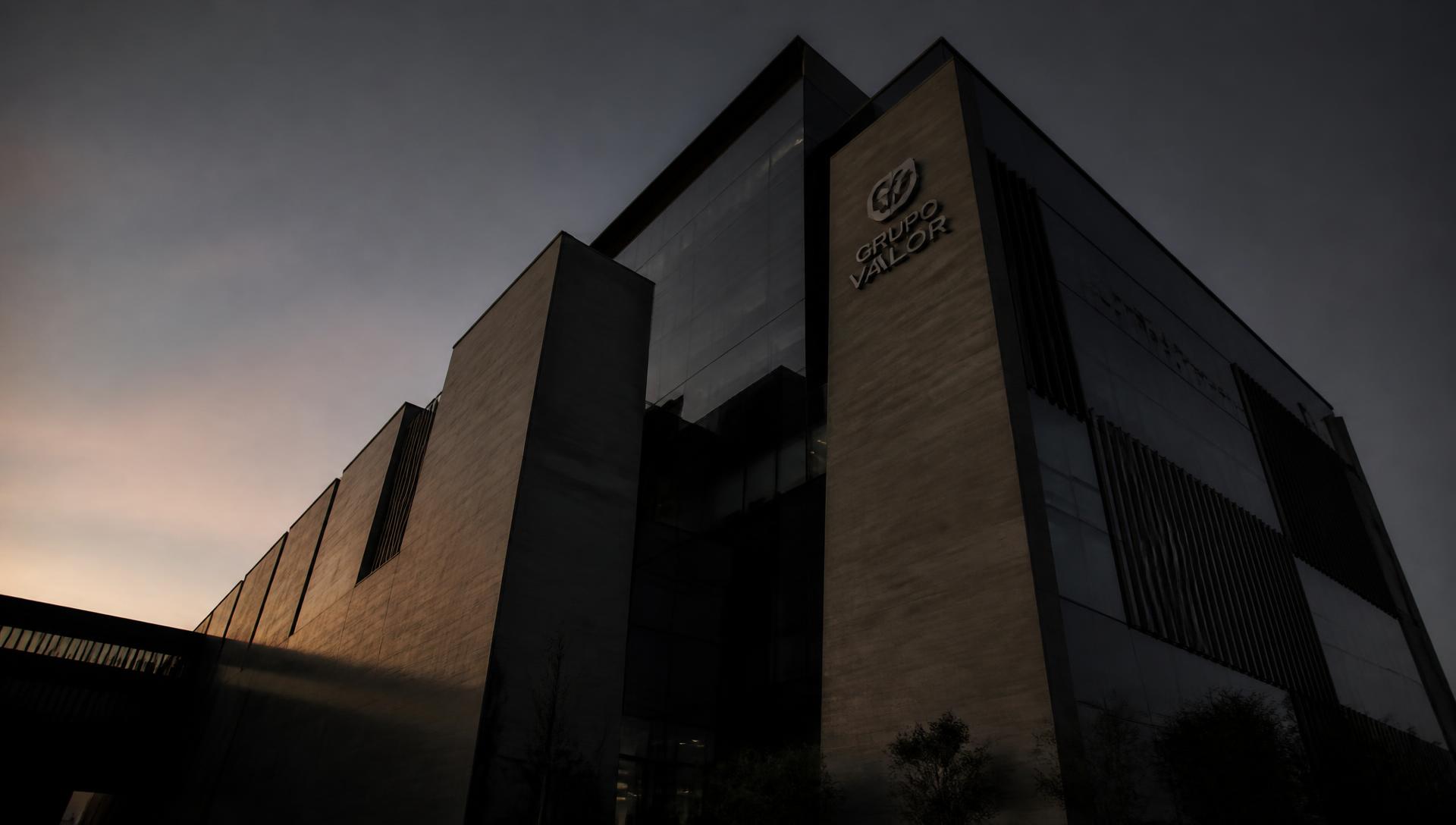 Arquitectura corporativa contemporánea al atardecer
